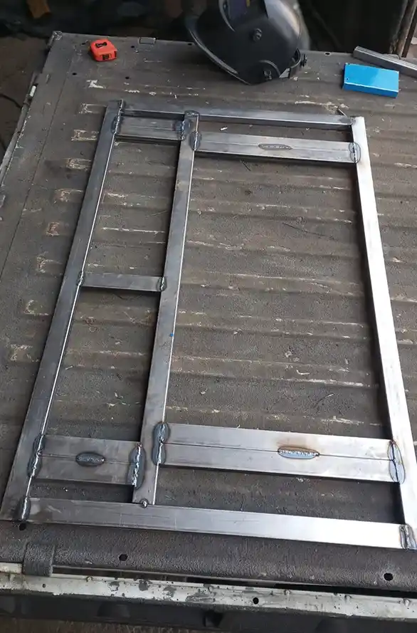 Estructura interna metálica de puerta de furgón de carga seca