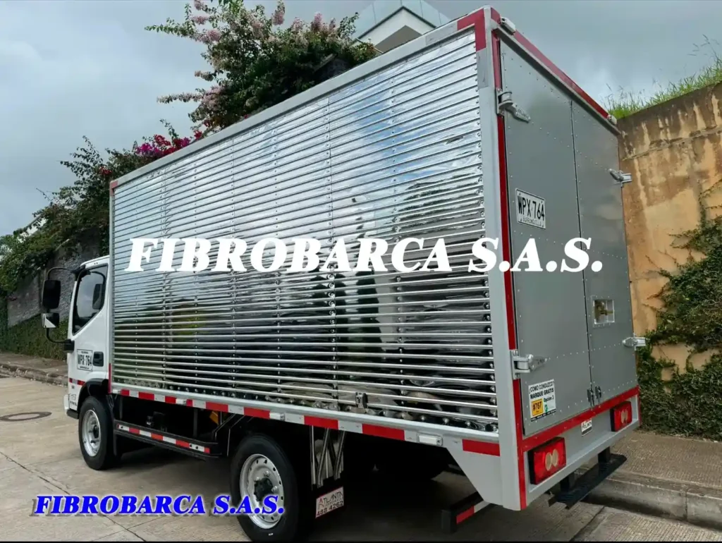 Furgón de carga seca en uso transportando mercancía