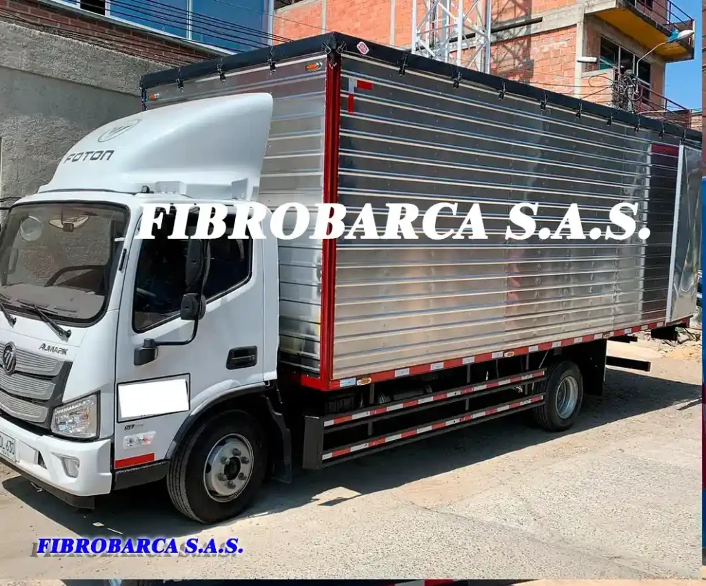 Vista frontal de furgón de carga seca para transporte