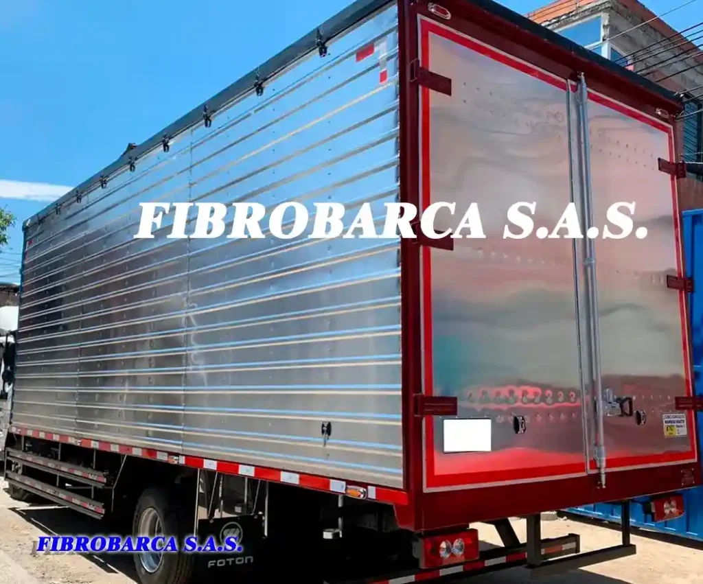 Furgón de carga seca recién fabricado y pintado