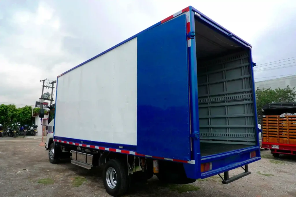 Fabricación de furgones en fibra y metal