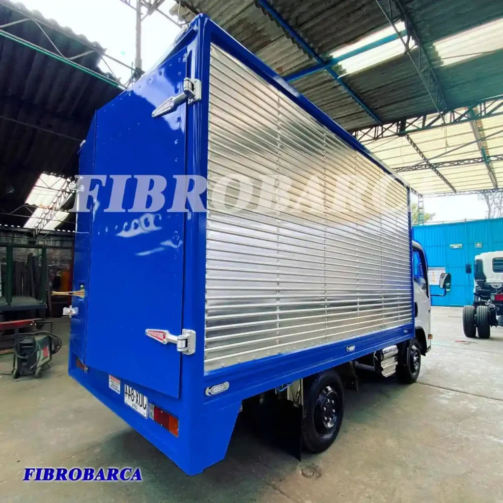 Furgón de carga seca instalado en chasis de camión