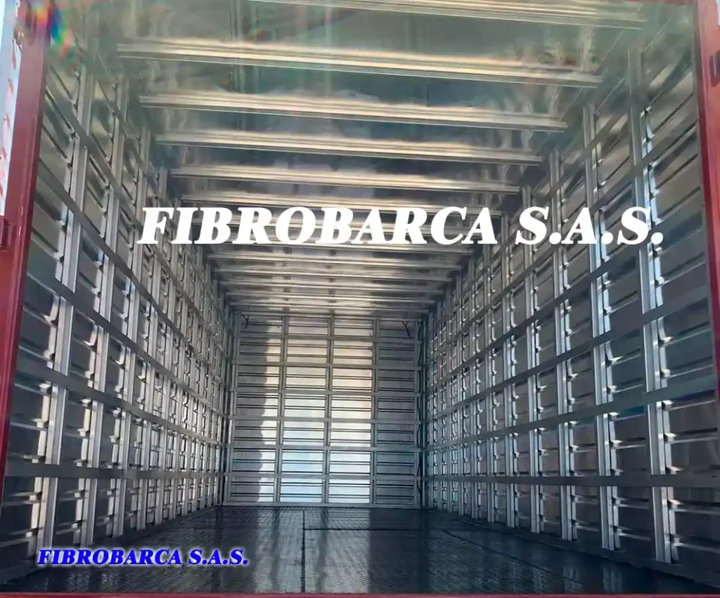 Interior reforzado de furgón de carga seca
