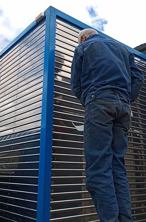 Aplicación de pintura en carrocería de furgón