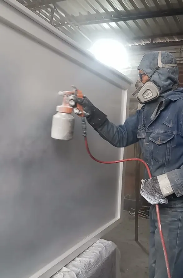 Limpieza y mantenimiento de carrocería de furgón