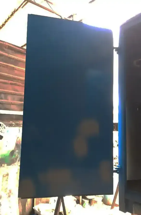 Reparación estructural de puertas de carrocerías de furgones.