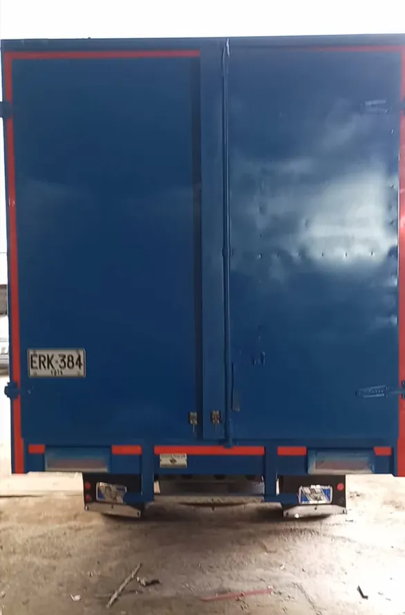 Ajuste y mantenimiento de bisagras de puertas de furgón