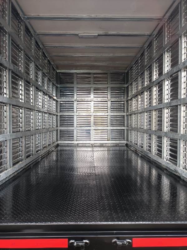 Interior de furgón de carga seca FibroBarca